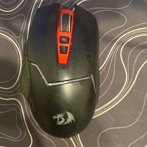 this is a red dragon M690 wireless mouse and it takes batteries